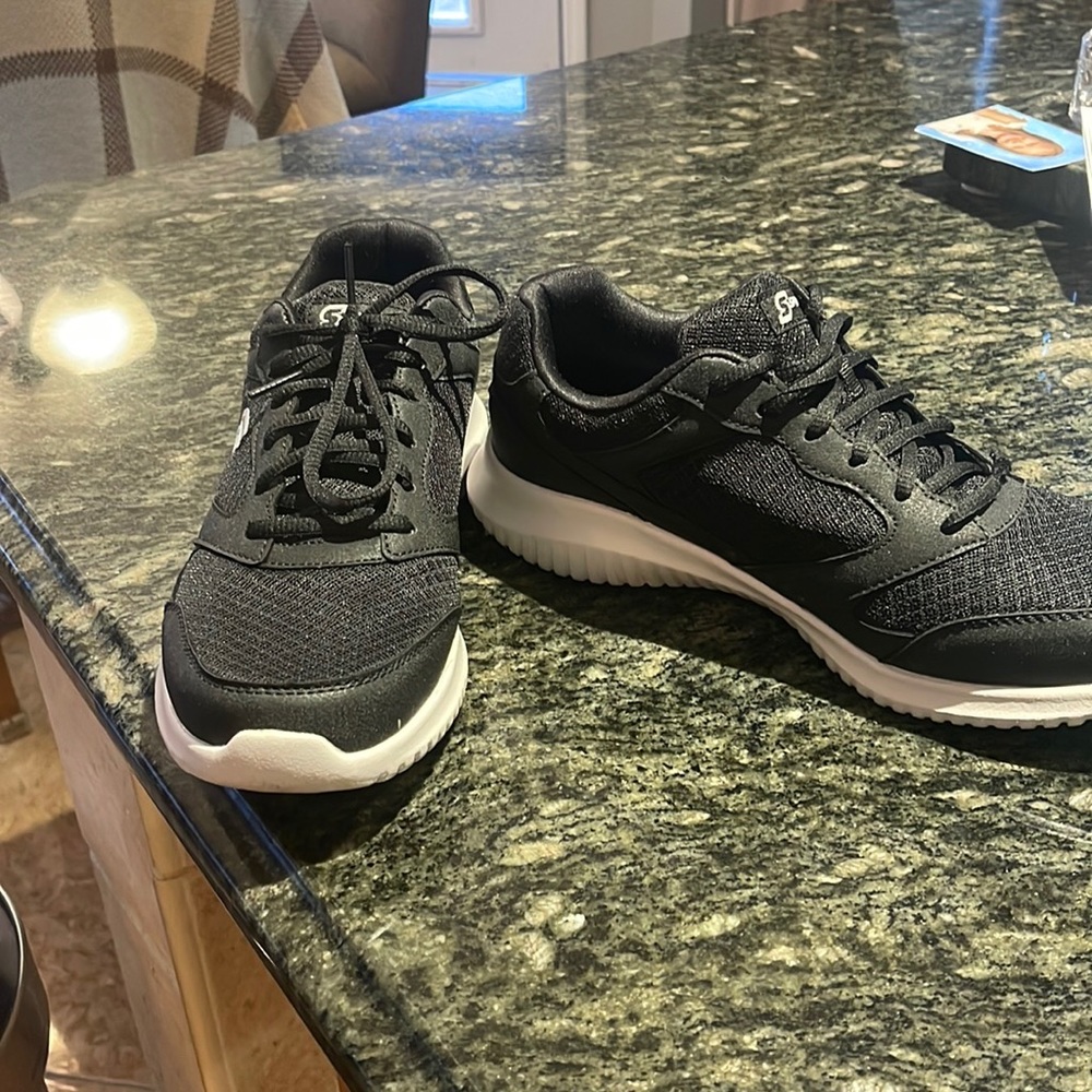 Women size 7 sketchers sneakers - like new!!